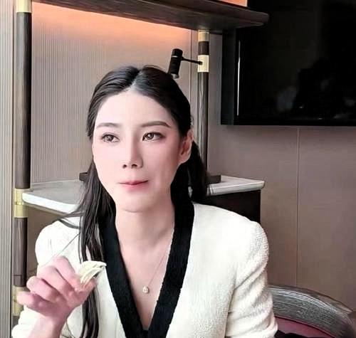 家里最近的一些事,大家都想知道的,
小杨阿姨最近去哪了,大家都在问她,有人说她去