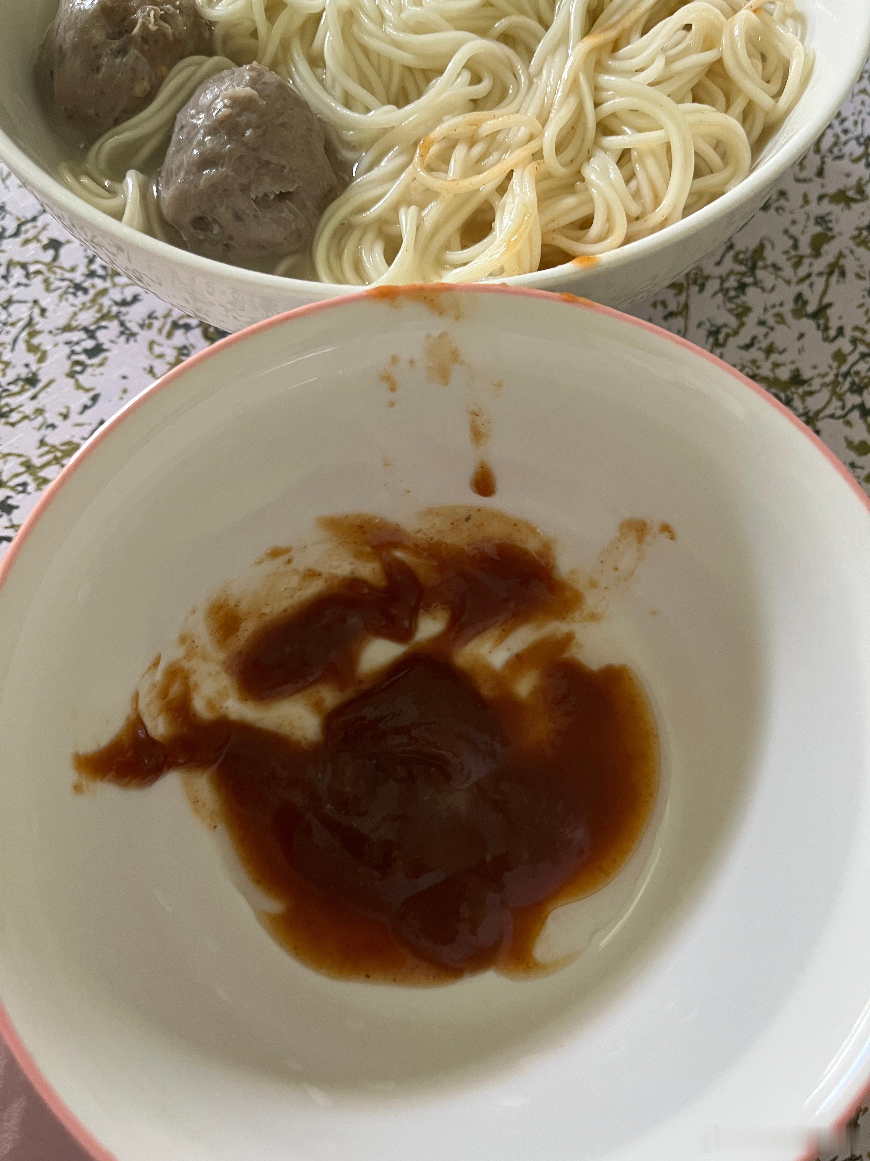 煮了面做早餐吃，家里没有青菜，没放青菜。细狗带回来的沙茶酱，真的很好吃，蘸着肉丸