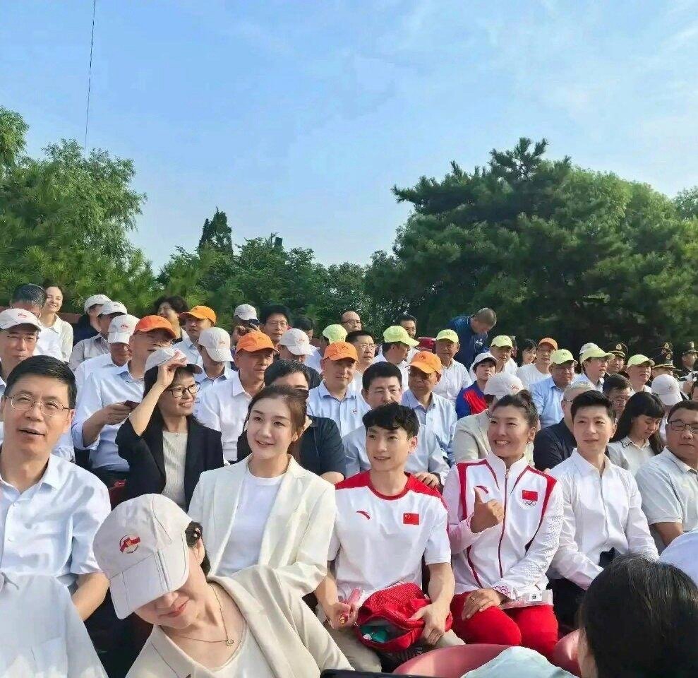 去现场观礼的明星坐在观礼台上的陈梦，板正端庄 ​​​