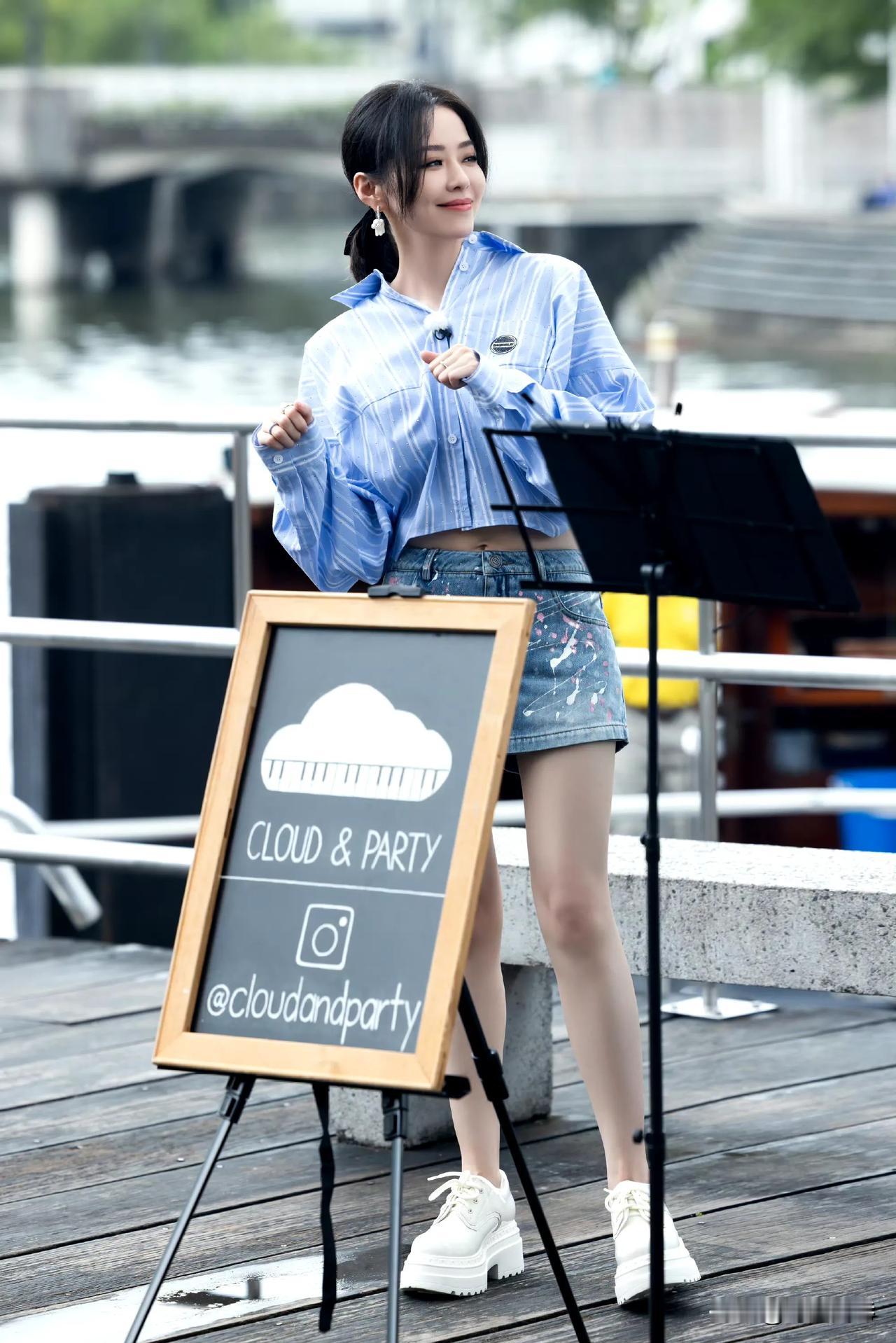 张靓颖，人美歌甜。气质温婉知性。