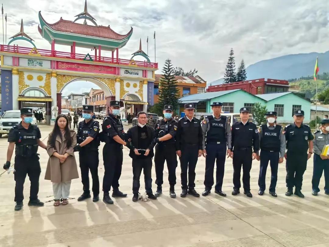 一死三被抓，中国通缉令发出不到四天，横行缅北的明家彻底覆灭，押送现场三个活着的双