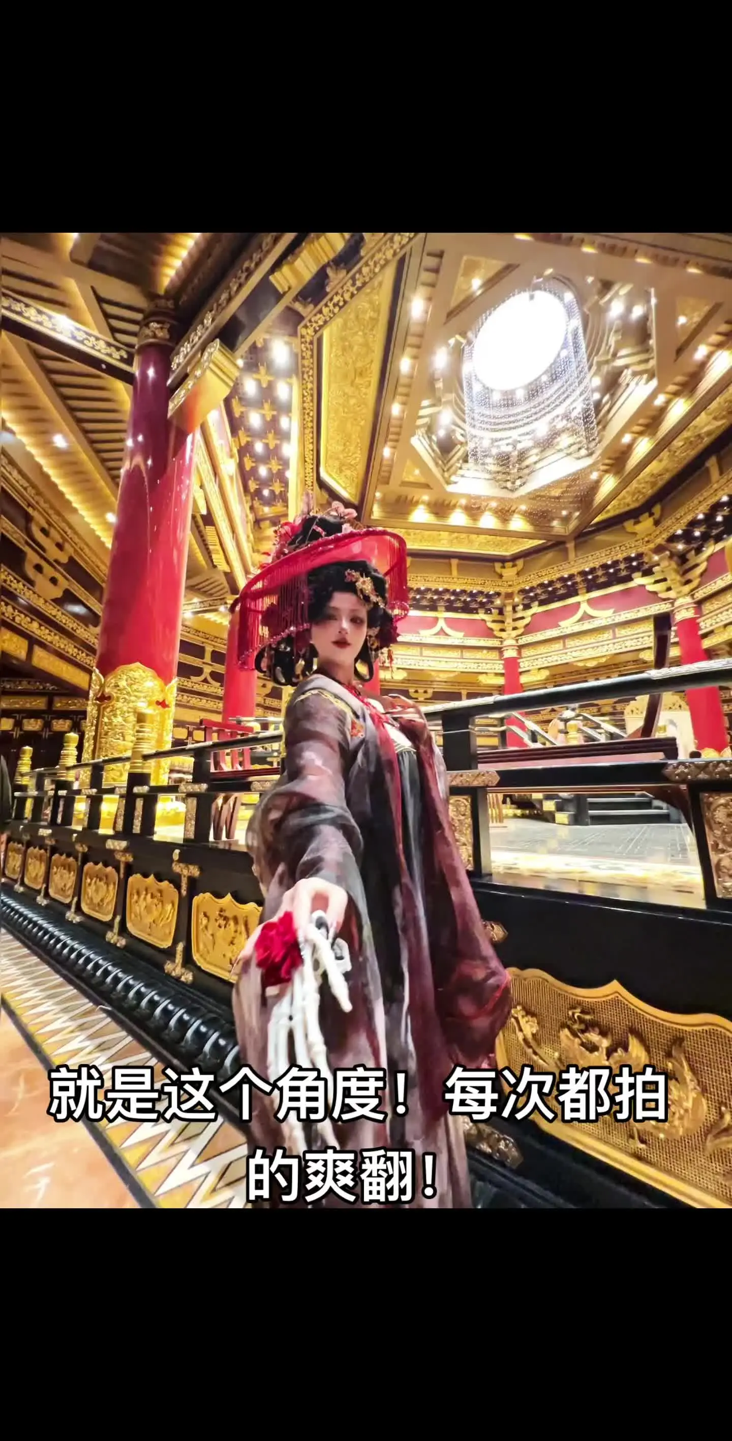 “荆棘唯冠 红唇是刀 恶女从不祈祷”