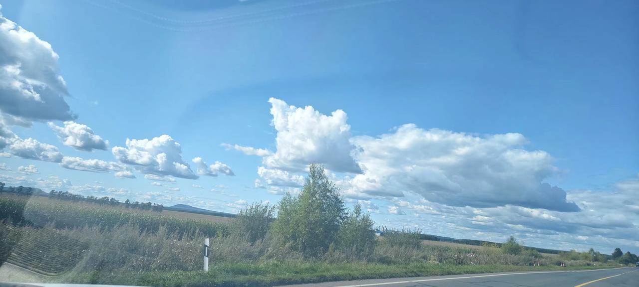 旷野之上

蓝天白云，大地旷野，四望皆是空阔。人立于其间，不免自觉渺小，却又生出