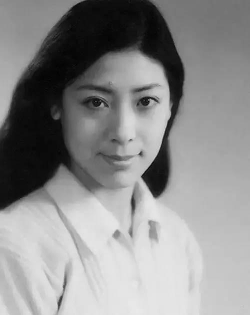 1990年，经历了丈夫无数次殴打后，著名歌唱家关牧村再也忍无可忍，看着躲在墙角发