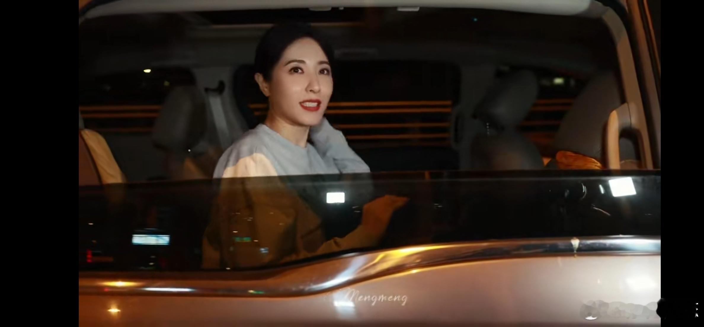 我就知道曾黎一定会摇下车窗的 车窗一摇就是满满的感动，曾黎和粉丝的双向爱永远这么