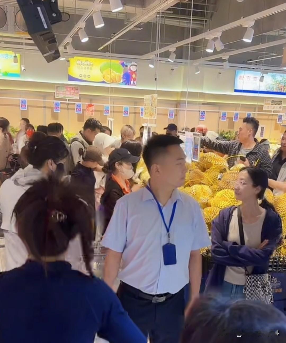 今天万达比优特开业，听说早上一开门就进来1000多人，东西真便宜，开业促销一个月