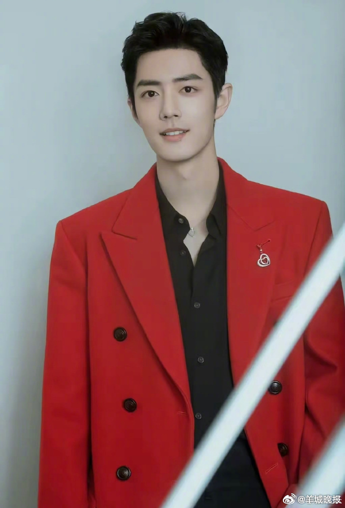 【#内娱男星穿红衣#，谁最迷人？】自古以来，红衣男子总是给人留下深刻的印象，他们