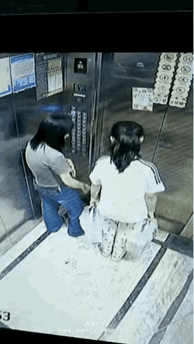“这个女人是怎么想的，干坏事还要把孩子拉上？”安徽一对母女在小区搭电梯回家，电梯