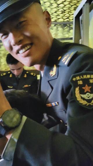 这辆货车上的人好像都是军官啊？
看他们身上所穿的军装制服也并不是普通士兵衣服？