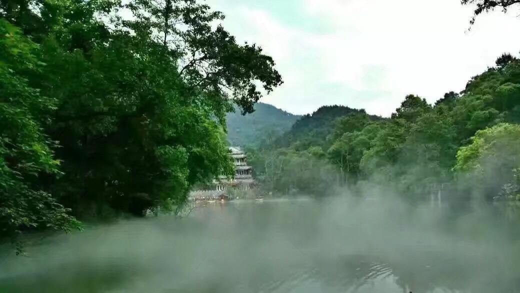 云雾缭绕人间仙境