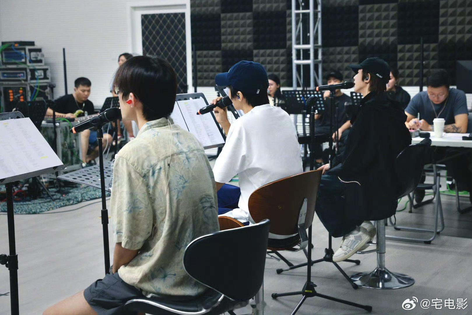 最纯爱的那年TFBOYS浴缸上唱好想你  救命！三小只围着浴缸唱歌也太可爱了吧，