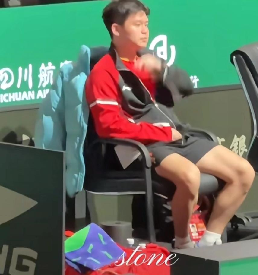 昨天看到林诗栋打完比赛后坐在场边一个劲的揉鼻子，
最近甲流严重，
石头还是快点穿