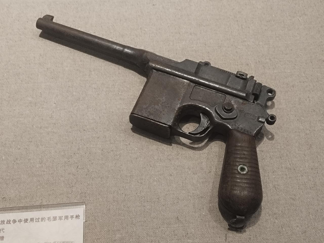 本子:      干爹，你的航母怎么也跑了？

鹰酱:      什么跑了，我只