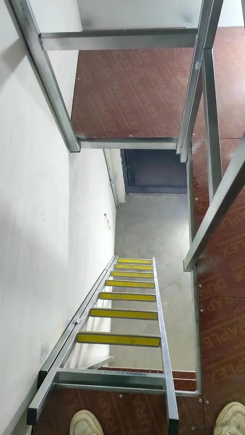 住了九年后我才知道我还有一间房，一直没发现。
自从发现这间房的存在，我就开始筹划