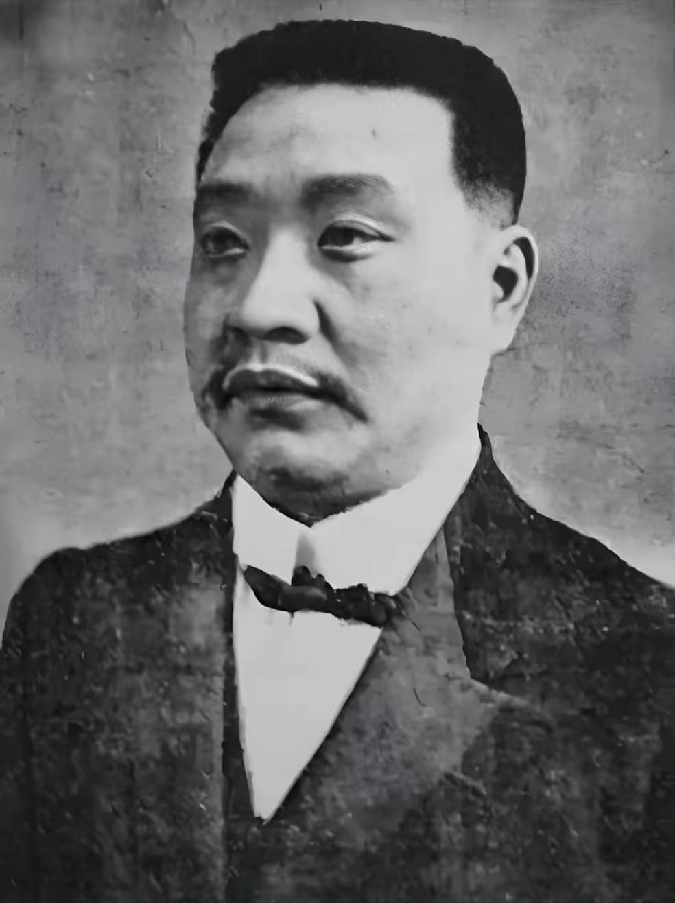 1879年，浙江巡抚谭钟麟午睡之后，路过通房丫头卧室时与之发生关系，而就是这一次