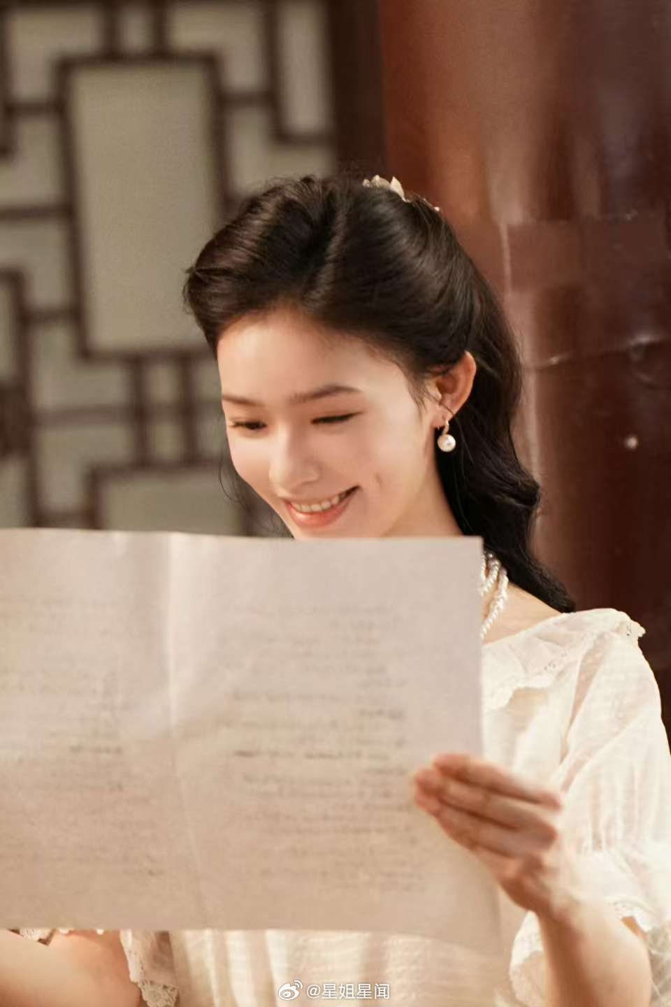 林允新剧角色被换林允剧中是没有背景的小演员  林允用细腻的演技演出了沈冉冉的委屈