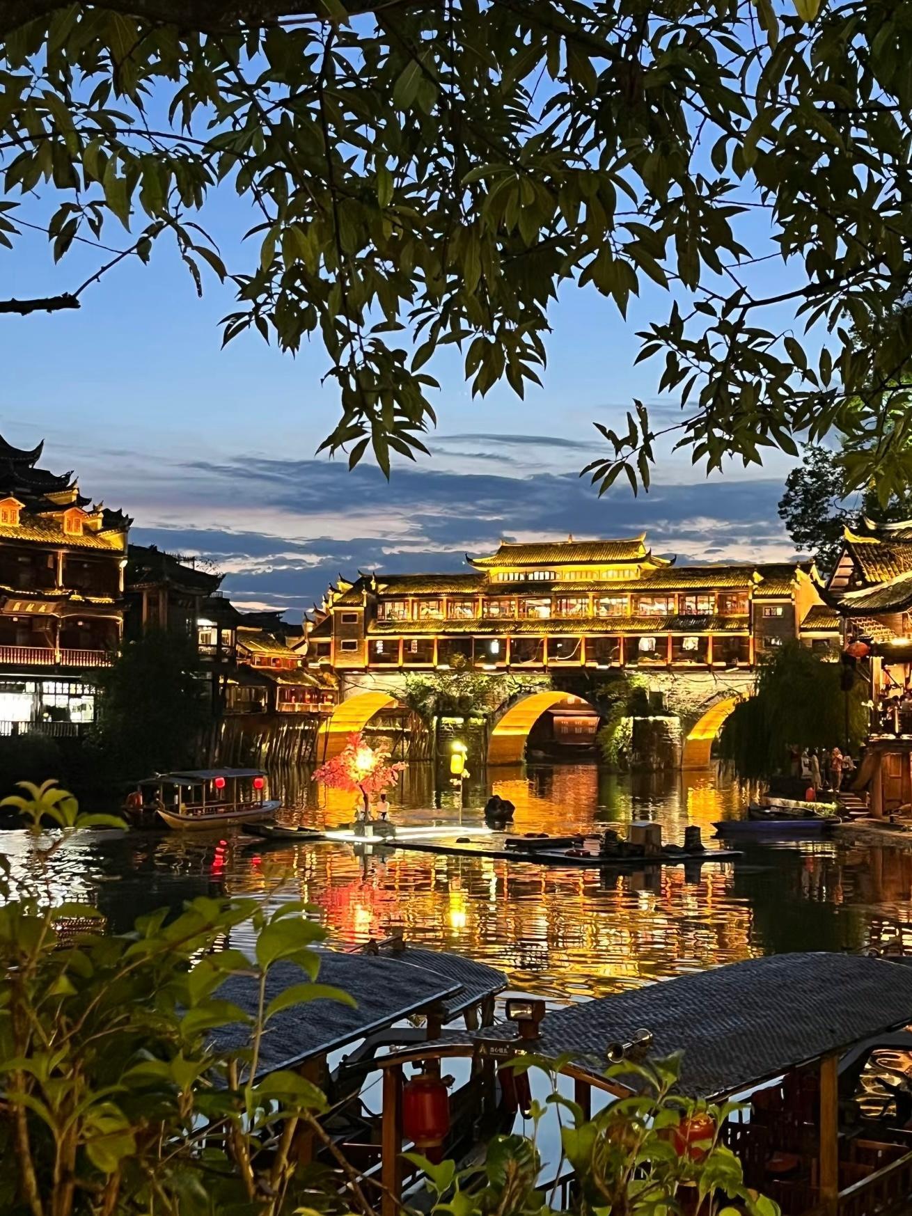 你一句春不晚，我到了真江南凤凰古城，这座被新西兰作家路易·艾黎誉为“中国最美小城