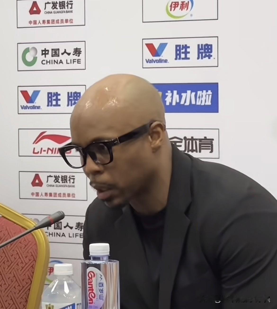 龙狮主教练米切尔：“广东是一支很难打的球队，他们打球风格很强硬，打球很有侵略性，