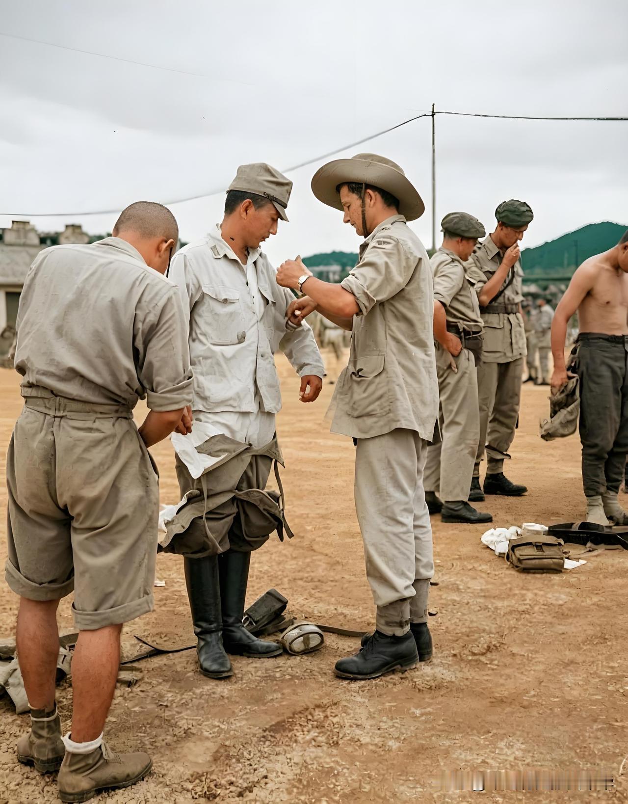 1945年，新加坡欧南路监狱内，被英军俘虏的日本战俘老老实实站成一排，正在接受英