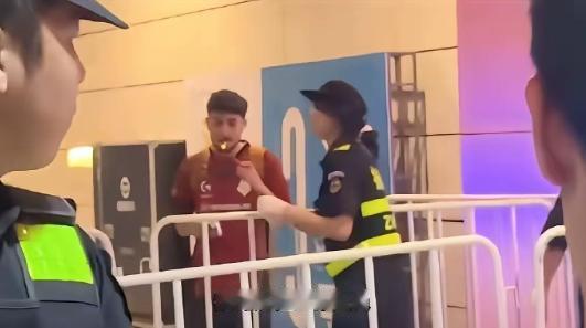 虽然不知道这种场合中国人可不可以吸烟，但是一个工作人员给外国人递火，是不是有些不