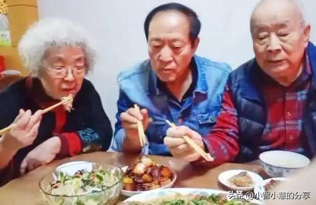 这是相声演员牛群和他的哥哥一起聚餐时的情景，他在哥哥家里吃着家常菜，心里一定很开