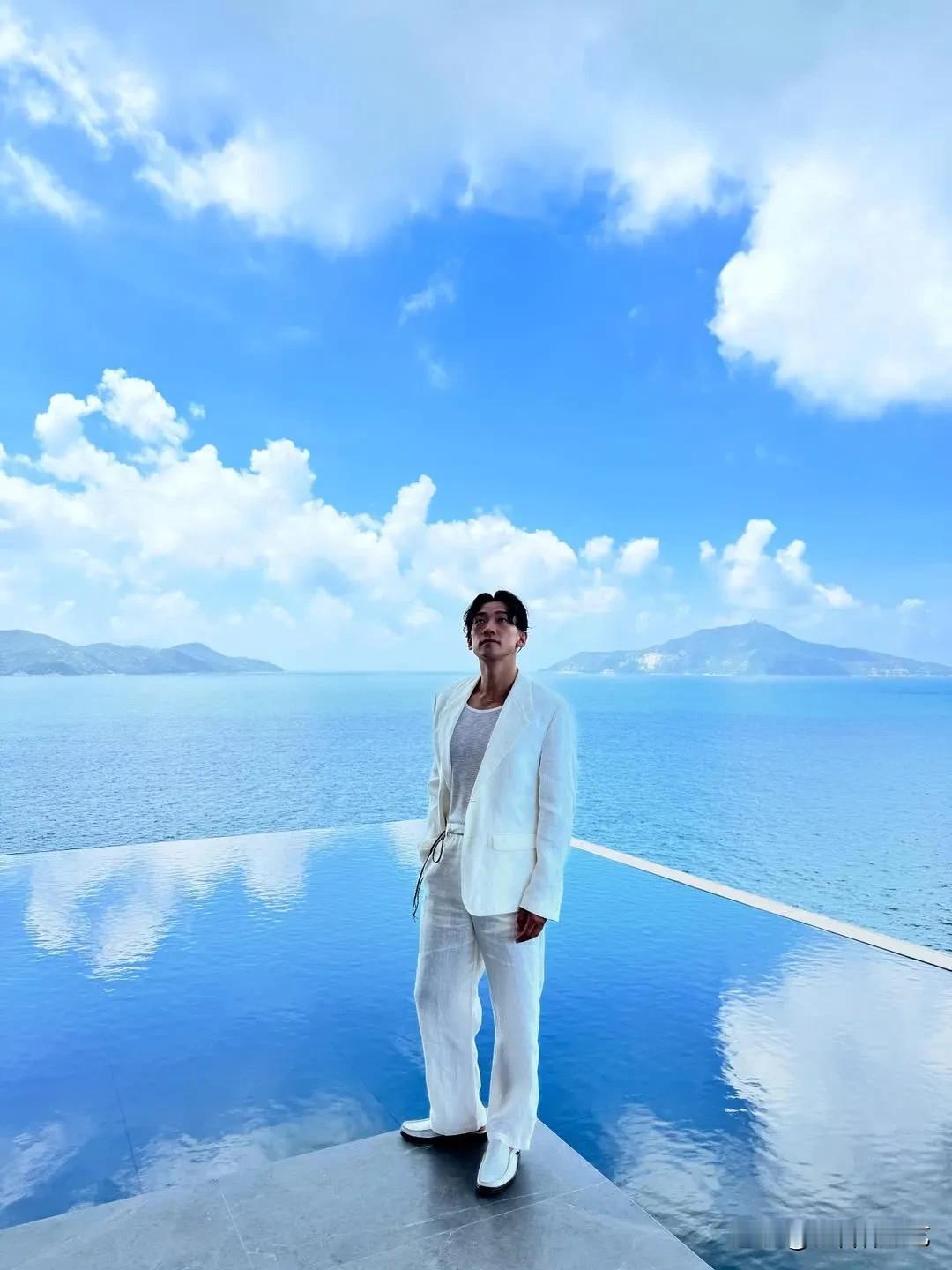 14日，Rain在自己的Instagram上上传了多张照片。公开的照片中，Rai