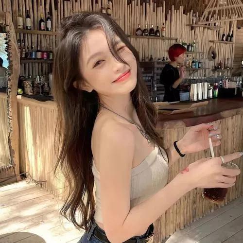 阳光明媚的午后，在酒吧里享受一杯冰镇饮料，生活如此美好！🌞🍹半杯就微醺 春日