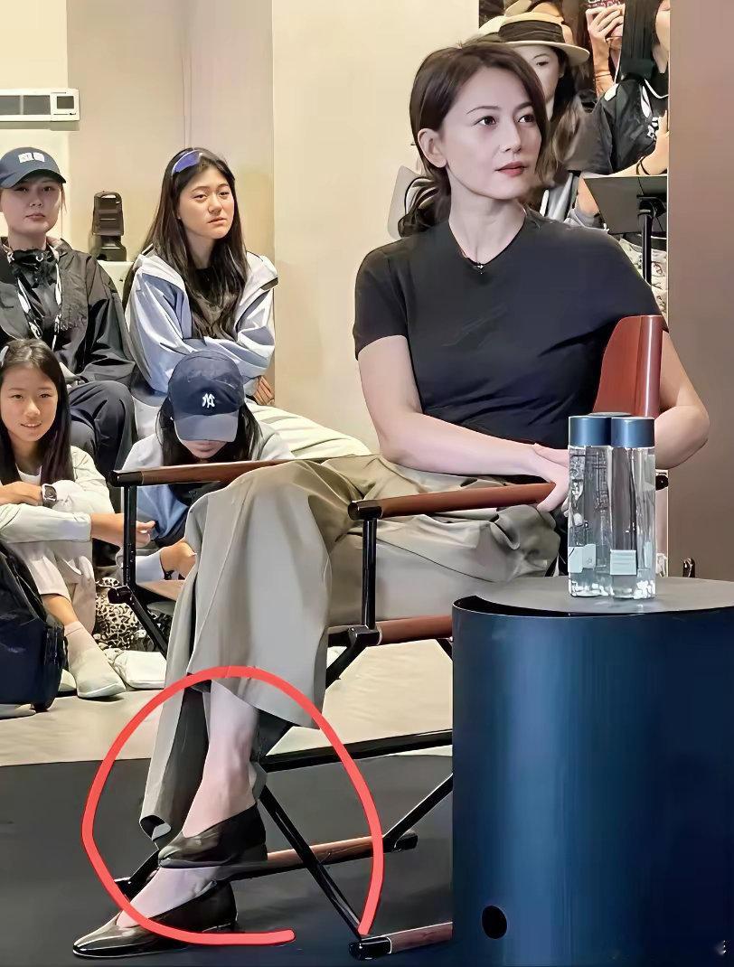 高圆圆啊我能理解你美得让男人有点不放心但就是不理解你为啥要穿宽松裤了？身材高挑、