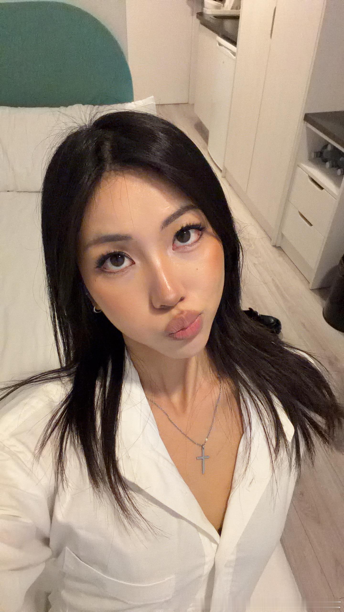 咪子们这是我今天化的妆就是很简单看上去有点亚裔吧但是和我其他妆真的不一样（[笑c