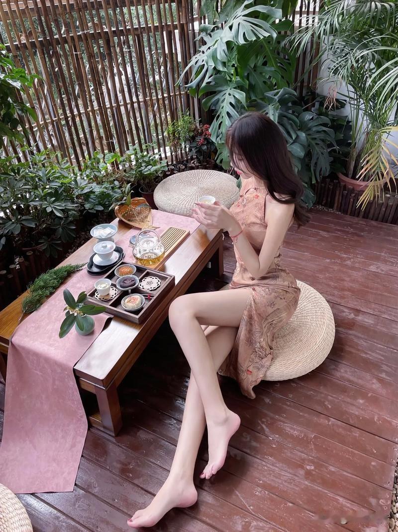 上联：且听且忘且随风
下联：？？？
友友请邀对下联 
[赞][玫瑰][赞]
看到