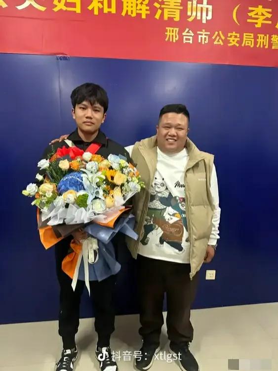 解清帅和他哥哥的合影，虽然是亲兄弟，但俩人长得完全不像。明显哥哥的生活比较滋润，