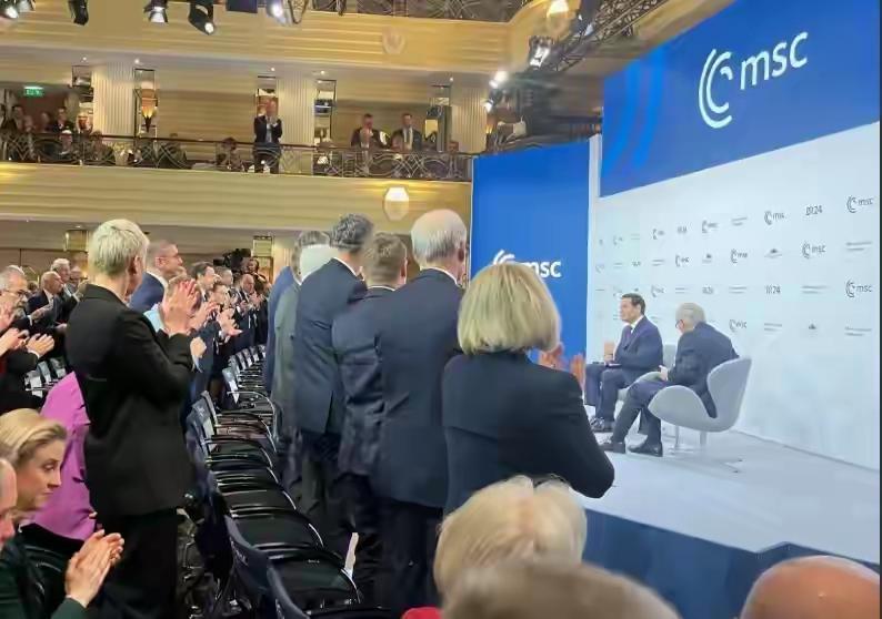 全场起立鼓掌
英媒：鲁比奥的演讲令所有人都松了一口气
英国广播公司（BBC）2月