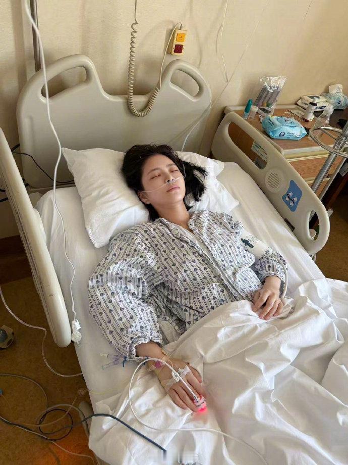 王灿自曝切除一片肺杜淳妻子王灿住院王灿在社交平台分享近况，透露生病住院期间切除了