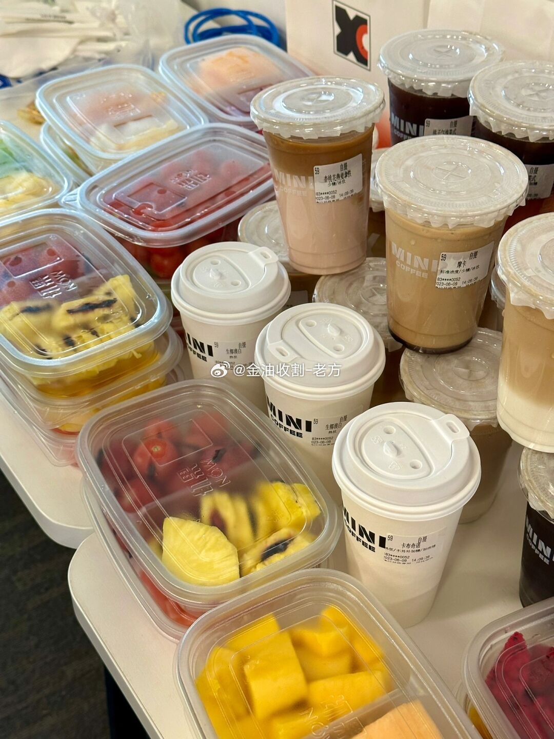 今天盘面走得顺，本来想叫小叶给团队兄弟们安排下午茶，结果小叶一进门，手里拎的全是