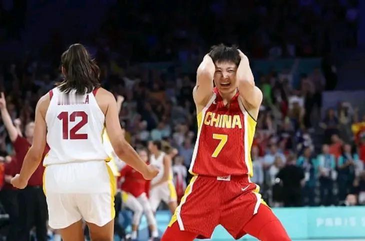 一分惜败！中国女篮经过加时以89-90惜败西班牙女篮，李月汝31+15，这场比赛