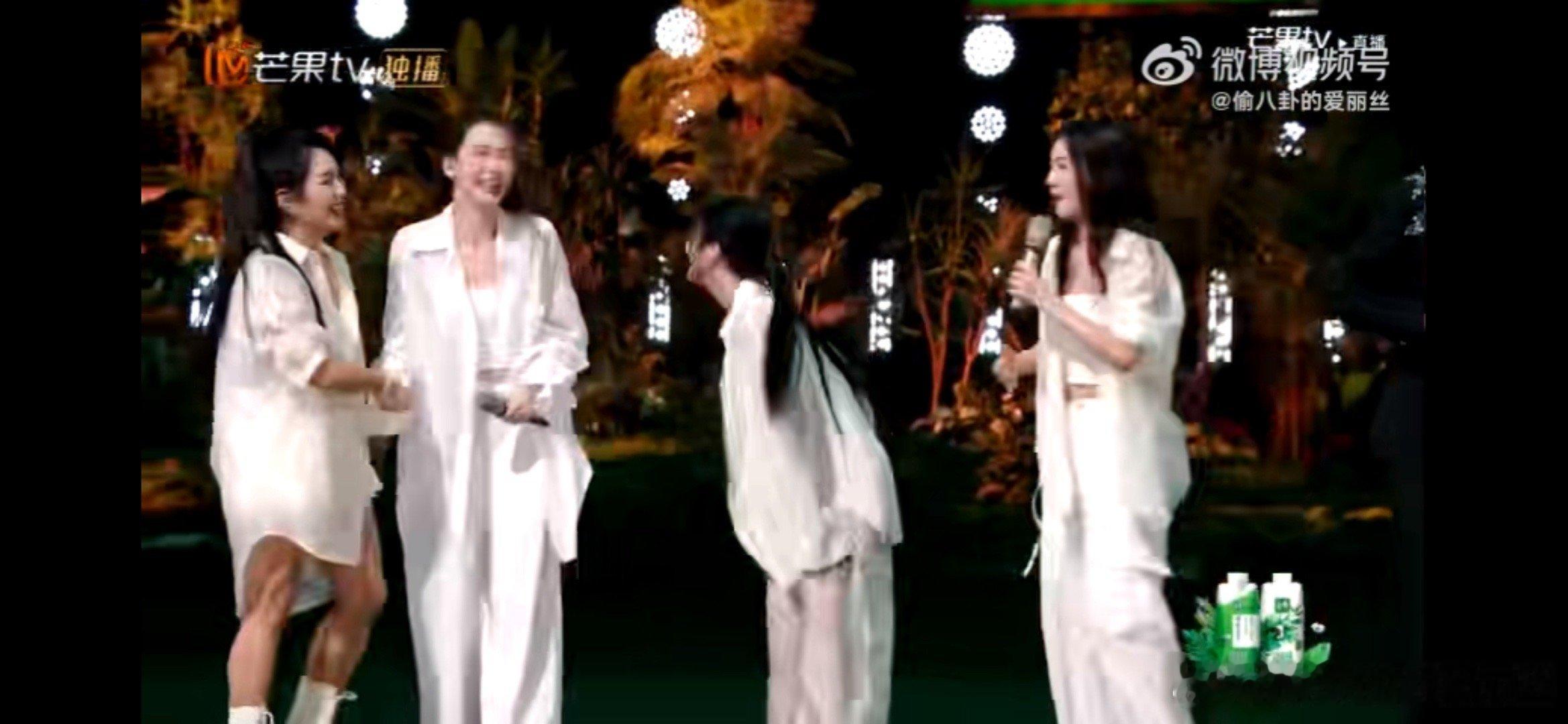 #蔡文静让妈妈别夸戚薇了#戚薇的魅力，果然也是没有人可以拒绝了，这样的场面也是很