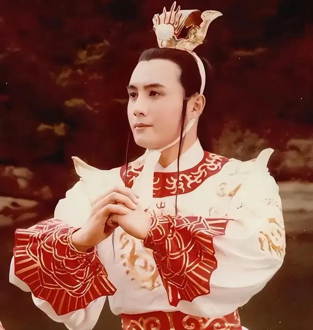 白龙马的表现远不止是个“高级脚力”。
取经路上，它是团队里最懂沉默的守护者。唐僧