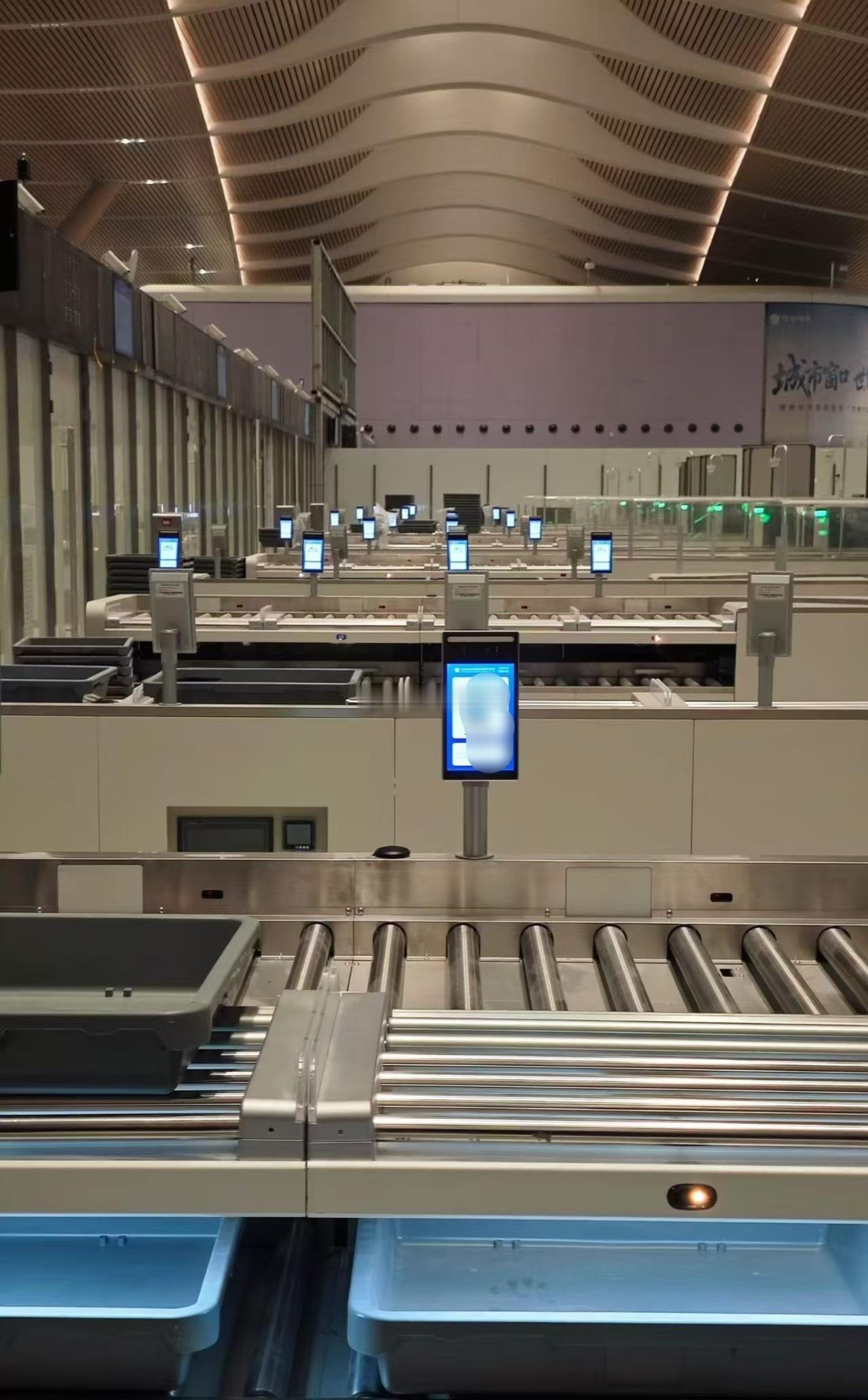 福州机场二期航站楼装修最新实拍 设备调试有序进行中 科技感十足 太好看了 