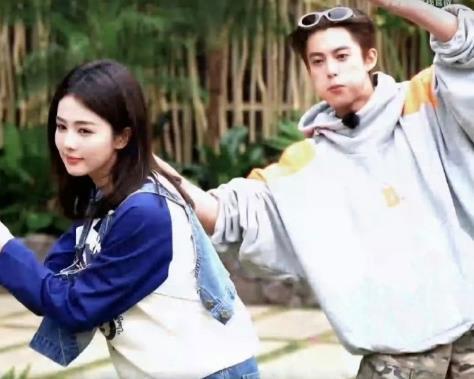 王鹤棣乱入白鹿拍摄现场 王鹤棣综艺节目录制期间闯入娱乐圈双璧之一的白鹿海报拍摄现