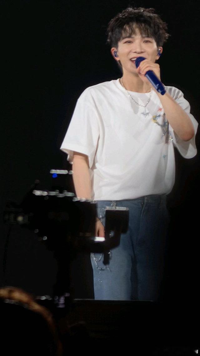 周深灯火里的中国现场版来了万人同唱经典太动人！周深现场演绎灯火里的中国，合唱声汇