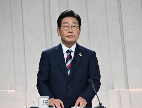 李在明的天塌了，就在他心心念念想和朝鲜改善关系的时候，金正恩却表示，朝鲜将韩国视