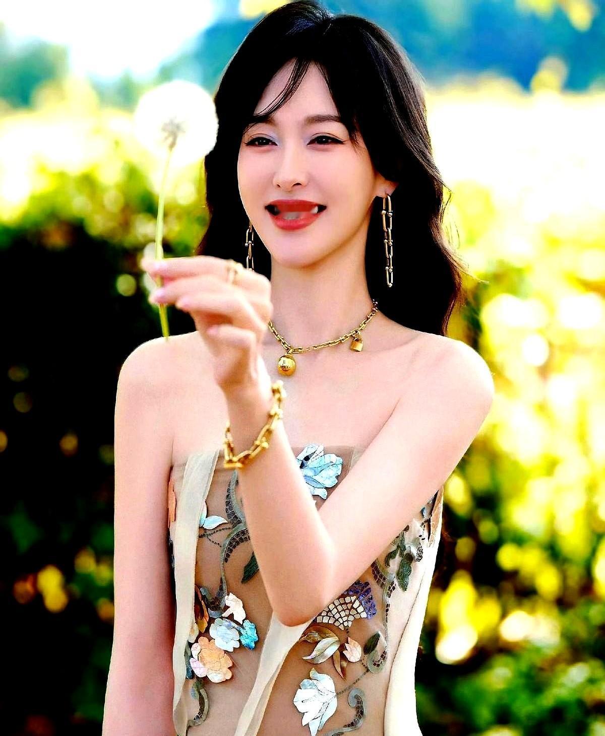 正午阳光不拍家常菜了，改炖仙侠大补汤。
唐嫣披上银甲，从汪小姐变成神女，一剑劈开