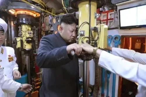南棒“你瞅啥？”
曹县“瞅你咋地？”
南棒“再瞅试试？”
曹县“试试就试试，我发