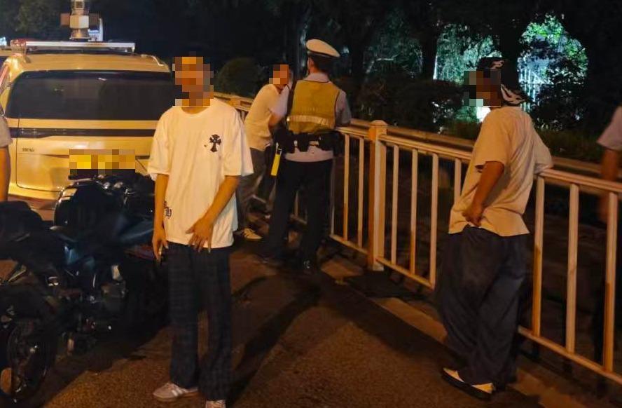 国庆假期里，全市交管部门加强了查处力度，通过固定点位和流动巡查配合的方式，对酒驾