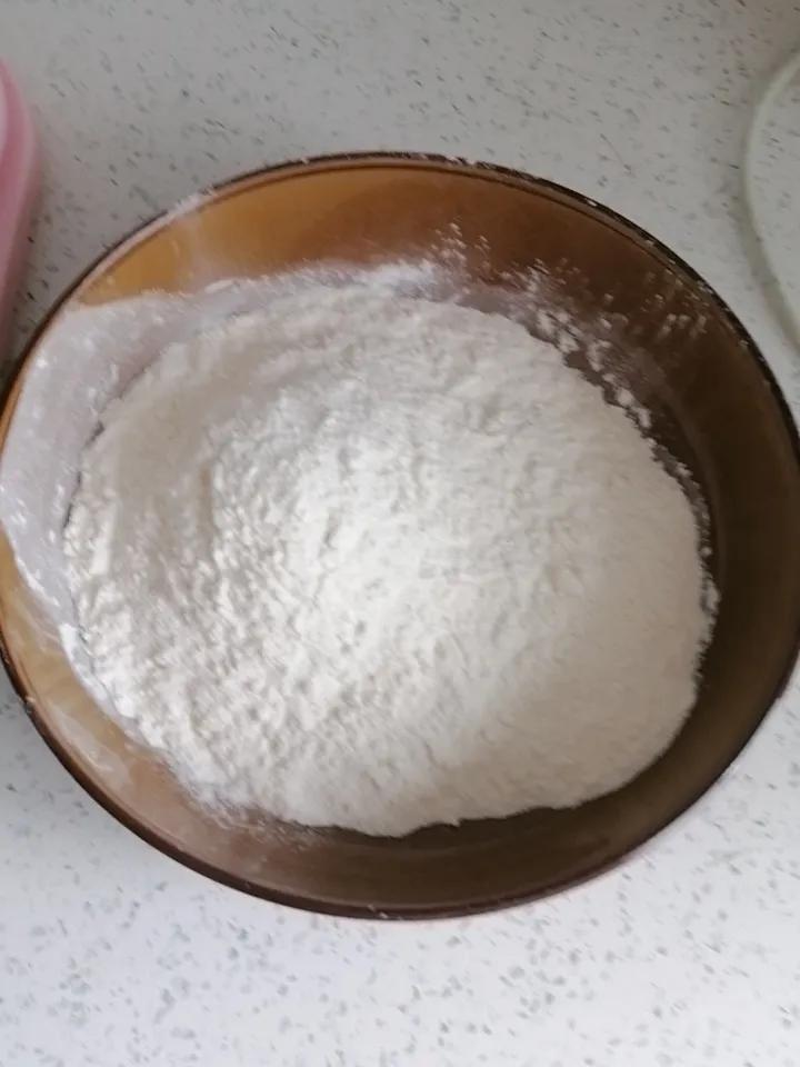 妹妹贴心送来了一大袋新鲜蔬菜，里面有一大把韭菜，这好新鲜韭菜，看着就馋，想用来包