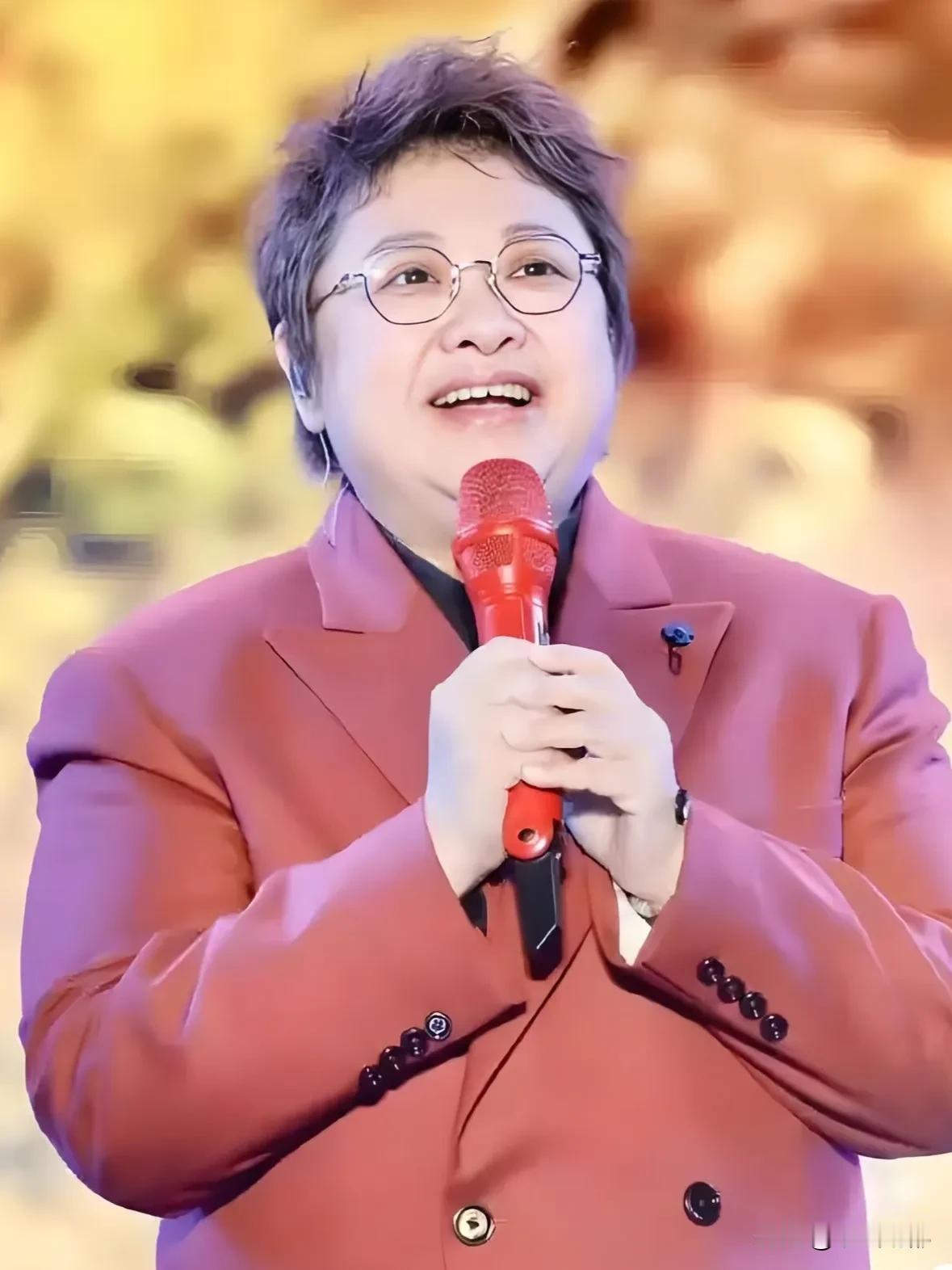 韩红，闫学晶，同是演员，同样穿过军装，怎就这么不一样？！
   韩红说，我每年的