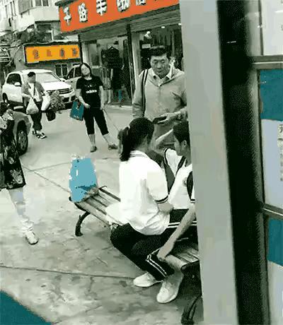 这么小就谈恋爱了？现在的孩子怎么了，闹市区，两个穿校服的孩子面对面的坐在一起，而