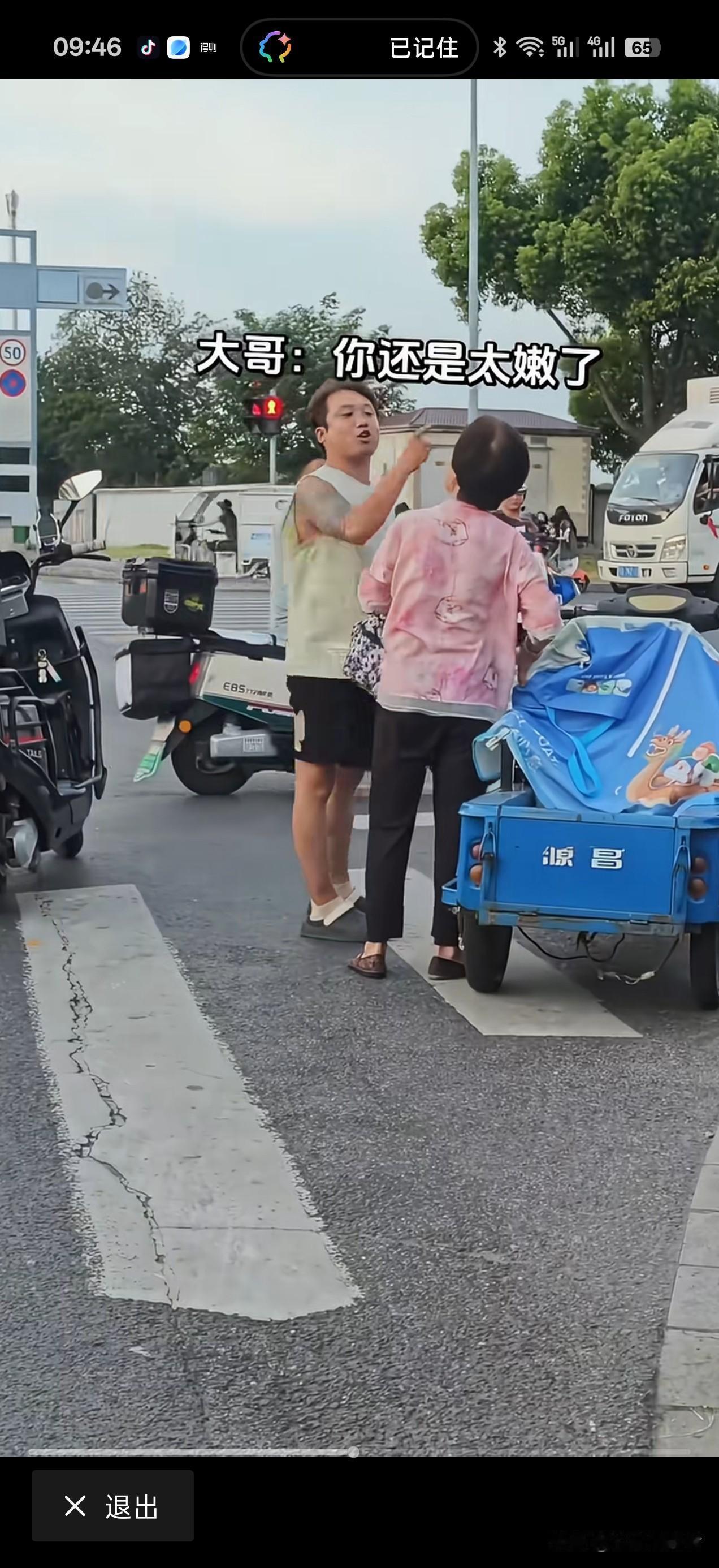 这大妈不行啊 ，还没有学到村里面骂架的精髓 ，你要一蹦一跳的对着对手拍手叫骂，气