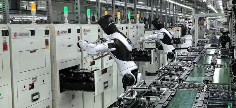 机器人抢饭碗？智元 G2 直播进厂打工，8 小时连续作业零失误
4月14日智元机