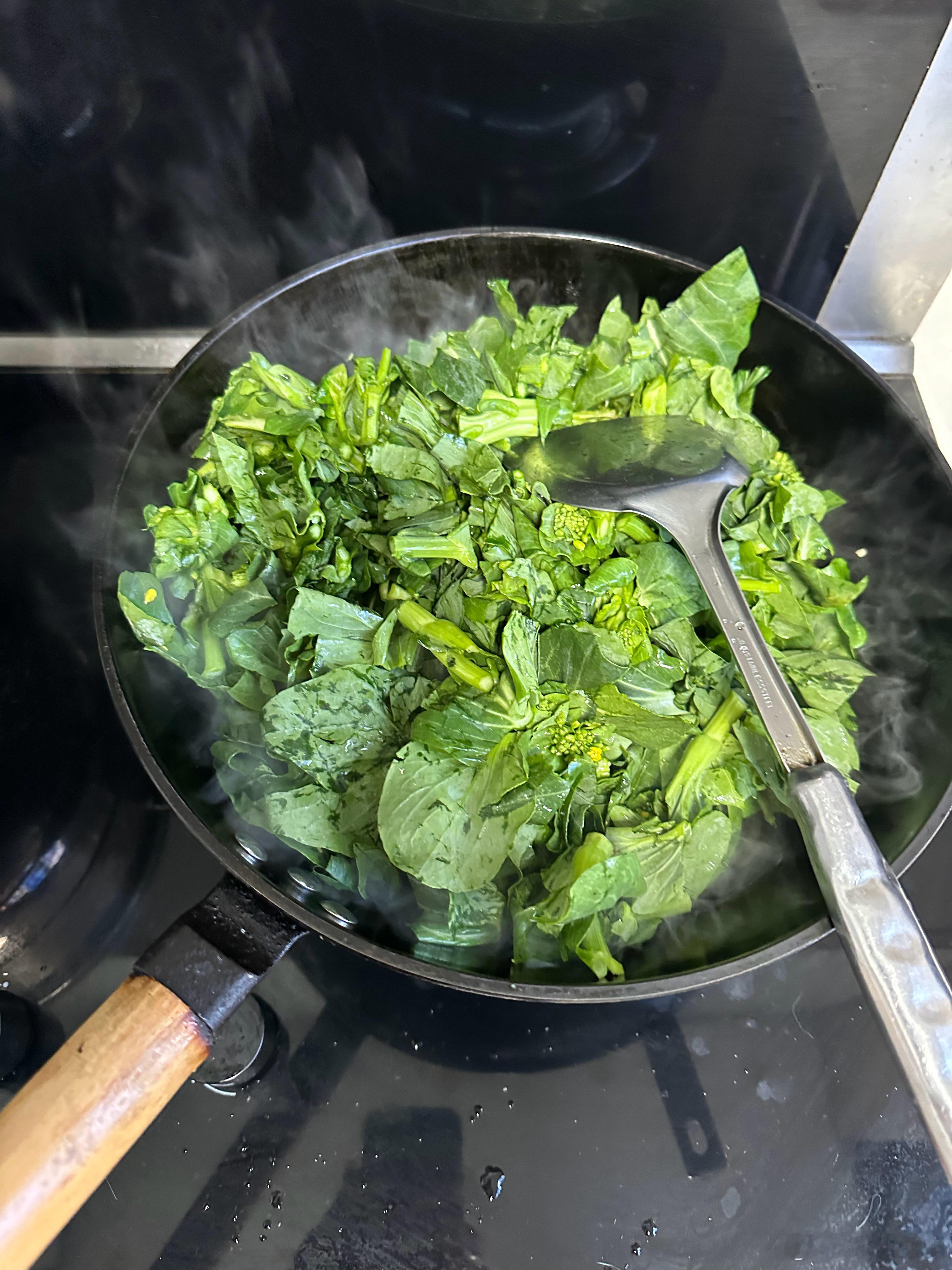 下班后，谢绝了一位朋友饭局的邀约，回家，炒了个青菜，合着一碗米饭，吃个晚饭。人到